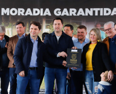 O governador Carlos Massa Ratinho Junior entregou nesta quinta-feira (15) os títulos de propriedades de imóveis para 367 famílias de Paranaguá, no Litoral. Elas ocupam terras devolutas, pertencentes ao Estado. A titulação corresponde a uma área de aproximadamente 112 hectares, abrangendo as localidades de Jardim Jacarandá e Ouro Fino, no perímetro urbano de Paranaguá. 