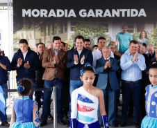 O governador Carlos Massa Ratinho Junior entregou nesta quinta-feira (15) os títulos de propriedades de imóveis para 367 famílias de Paranaguá, no Litoral. Elas ocupam terras devolutas, pertencentes ao Estado. A titulação corresponde a uma área de aproximadamente 112 hectares, abrangendo as localidades de Jardim Jacarandá e Ouro Fino, no perímetro urbano de Paranaguá. 