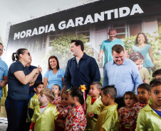 O governador Carlos Massa Ratinho Junior entregou nesta quinta-feira (15) os títulos de propriedades de imóveis para 367 famílias de Paranaguá, no Litoral. Elas ocupam terras devolutas, pertencentes ao Estado. A titulação corresponde a uma área de aproximadamente 112 hectares, abrangendo as localidades de Jardim Jacarandá e Ouro Fino, no perímetro urbano de Paranaguá. 