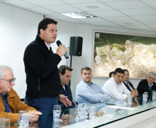O Corredor de Exportação do Porto de Paranaguá, sistema por onde são movimentados grãos e farelos, será remodelado e modernizado para atender a crescente demanda do agronegócio paranaense. A estrutura foi construída ainda na década de 1970. Nesta quinta-feira (15), o governador Carlos Massa Ratinho Junior esteve em Paranaguá e autorizou a licitação do projeto básico das obras.