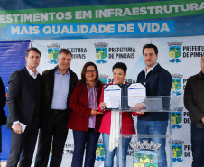 Pinhais, na Região Metropolitana de Curitiba, vai investir em construção de calçadas, compra de maquinários e reparos em escolas. O montante soma R$ 5,5 milhões e inbclui, também, a ampliação do sistema de abastecimento de água. Nesta sexta-feira (16), o governador Carlos Massa Ratinho Junior confirmou o pacote de investimento no município e destacou outras ações do Estado na Grande Curitiba.