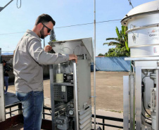 Como parte das atividades do programa de Educação Ambiental dos Portos do Paraná, alunos do 1º, 3º e 4º anos do curso técnico de Meio Ambiente do Colégio Estadual Brasílio Machado, de Antonina, tiveram nessa sexta-feira (16) uma aula prática sobre o monitoramento da qualidade do ar. Foto: Divulgação/APPA