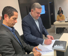 Termo de cooperação firmado nesta sexta-feira (16/08) pelos secretários da Justiça, Família e Trabalho do Governo do Paraná, Ney Leprevost, e da Segurança Pública, Rômulo Marinho, transforma o projeto-piloto “Criança e Adolescente Protegidos” em um programa permanente e autoriza o repasse de R$ 2,98 milhões do Fundo da Infância e Adolescência (FIA) para sua ampliação. Foto: Divulgação