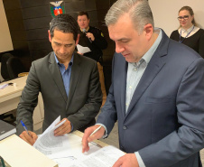 Termo de cooperação firmado nesta sexta-feira (16/08) pelos secretários da Justiça, Família e Trabalho do Governo do Paraná, Ney Leprevost, e da Segurança Pública, Rômulo Marinho, transforma o projeto-piloto “Criança e Adolescente Protegidos” em um programa permanente e autoriza o repasse de R$ 2,98 milhões do Fundo da Infância e Adolescência (FIA) para sua ampliação. 