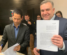 Termo de cooperação firmado nesta sexta-feira (16/08) pelos secretários da Justiça, Família e Trabalho do Governo do Paraná, Ney Leprevost, e da Segurança Pública, Rômulo Marinho, transforma o projeto-piloto “Criança e Adolescente Protegidos” em um programa permanente e autoriza o repasse de R$ 2,98 milhões do Fundo da Infância e Adolescência (FIA) para sua ampliação. 