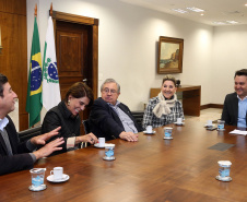 O governador Carlos Massa Ratinho Junior recebeu nesta segunda-feira (19), no Palácio Iguaçu, uma comitiva com empresários de Ponta Grossa. O grupo entregou convite para a 15ª edição do Prêmio Mérito Empresarial. O evento promovido pela Associação Comercial, Industrial e Empresarial de Ponta Grossa (ACIPG), em parceria com o Sindilojas e a Sociedade Rural dos Campos Gerais, vai acontecer na terça-feira (27), às 19h30, na sede social do Clube Ponta-Lagoa. Foto: Gilson Abreu/AEN