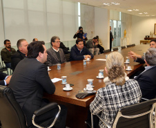 O governador Carlos Massa Ratinho Junior recebeu nesta segunda-feira (19), no Palácio Iguaçu, uma comitiva com empresários de Ponta Grossa. O grupo entregou convite para a 15ª edição do Prêmio Mérito Empresarial. O evento promovido pela Associação Comercial, Industrial e Empresarial de Ponta Grossa (ACIPG), em parceria com o Sindilojas e a Sociedade Rural dos Campos Gerais, vai acontecer na terça-feira (27), às 19h30, na sede social do Clube Ponta-Lagoa. Foto: Gilson Abreu/AEN