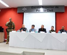 A Polícia Civil do Paraná abriu nesta segunda-feira (19), em Curitiba, o 2º Estágio em Táticas e Operações Policiais. A aula inaugural ocorreu pela manhã na Escola Superior da Polícia Civil (ESPC). Nesta edição, 16 policiais passarão pelo estágio, que envolve teoria e prática de aperfeiçoamento em operações. Foto: Divulgação/Polícia Civil