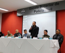 A Polícia Civil do Paraná abriu nesta segunda-feira (19), em Curitiba, o 2º Estágio em Táticas e Operações Policiais. A aula inaugural ocorreu pela manhã na Escola Superior da Polícia Civil (ESPC). Nesta edição, 16 policiais passarão pelo estágio, que envolve teoria e prática de aperfeiçoamento em operações. Foto: Divulgação/Polícia Civil