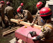 Uma busca que exige mergulhos em locais profundos, salvamento em áreas remotas ou em montanhas, resgate a pessoas soterradas. Estes são alguns exemplos de situações extremas que exigem uma atuação especializada do Corpo de Bombeiros. No Paraná, os profissionais passam por treinamentos especiais que os preparam para agir de forma rápida e eficiente sempre que precisam atender situações complexas, muito além do combate a incêndios. Foto: Divulgação/Corpo de Bombeiros