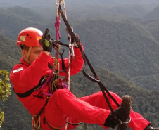 Uma busca que exige mergulhos em locais profundos, salvamento em áreas remotas ou em montanhas, resgate a pessoas soterradas. Estes são alguns exemplos de situações extremas que exigem uma atuação especializada do Corpo de Bombeiros. No Paraná, os profissionais passam por treinamentos especiais que os preparam para agir de forma rápida e eficiente sempre que precisam atender situações complexas, muito além do combate a incêndios. Foto: Divulgação/Corpo de Bombeiros