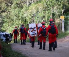 Uma busca que exige mergulhos em locais profundos, salvamento em áreas remotas ou em montanhas, resgate a pessoas soterradas. Estes são alguns exemplos de situações extremas que exigem uma atuação especializada do Corpo de Bombeiros. No Paraná, os profissionais passam por treinamentos especiais que os preparam para agir de forma rápida e eficiente sempre que precisam atender situações complexas, muito além do combate a incêndios. Foto: Divulgação/Corpo de Bombeiros