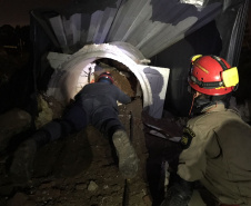Uma busca que exige mergulhos em locais profundos, salvamento em áreas remotas ou em montanhas, resgate a pessoas soterradas. Estes são alguns exemplos de situações extremas que exigem uma atuação especializada do Corpo de Bombeiros. No Paraná, os profissionais passam por treinamentos especiais que os preparam para agir de forma rápida e eficiente sempre que precisam atender situações complexas, muito além do combate a incêndios. Foto: Divulgação/Corpo de Bombeiros