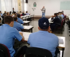 Representantes da cadeia produtiva da sericicultura debatem no Instituto Agronômico do Paraná (IAPAR), em Londrina, formas de modernizar e crescer de forma sustentável. Esse foi o ponto de partida do Curso de Atualização em Sericicultura, que começou nesta terça (20) e vai até a próxima sexta, com o apoio da Universidade Estadual de Londrina (UEL), Fiação de Seda Bratac e Emater. Foto: Divulgação/Iapar