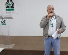 Representantes da cadeia produtiva da sericicultura debatem no Instituto Agronômico do Paraná (IAPAR), em Londrina, formas de modernizar e crescer de forma sustentável. Esse foi o ponto de partida do Curso de Atualização em Sericicultura, que começou nesta terça (20) e vai até a próxima sexta, com o apoio da Universidade Estadual de Londrina (UEL), Fiação de Seda Bratac e Emater. Foto: Divulgação/Iapar