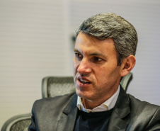 Planejamento de longo prazo, aliando desenvolvimento e sustentabilidade. Essa é a meta que norteia as ações do Governo do Estado para a Grande Curitiba. O governador Carlos Massa Ratinho Junior determinou que a Coordenação da Região Metropolitana de Curitiba (Comec) deixasse de ser apenas o elo responsável pela organização do transporte público nos 29 municípios vizinhos à capital para ganhar protagonismo e passar a pensar a região para as próximas décadas.