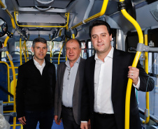 O governador Carlos Massa Ratinho Junior entregou, nesta quarta-feira (21), novos ônibus para atender o sistema de transporte coletivo da Região Metropolitana de Curitiba. Os veículos foram adquiridos por empresas que operam o sistema, em ação coordenada pela Comec.