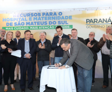O governador Carlos Massa Ratinho Junior autorizou nesta quinta-feira (22) o início de obras de uma nova unidade do Hospital e Maternidade Dr. Paulo Fortes, em São Mateus do Sul. Presentes na solenidade: prefeito de São Mateus do Sul, Luiz Adyr Gonsalves Pereira; os secretários: da Saúde, Beto Preto; de Infraestrutura e Logística, Sandro Alex; deputados: Alexandre Curi; Hussein Bakri; Emerson Bacil; entre outros.São Mateus do Sul, 22-08-19.Foto: Arnaldo Alves / ANPr.