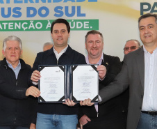 O governador Carlos Massa Ratinho Junior autorizou nesta quinta-feira (22) o início de obras de uma nova unidade do Hospital e Maternidade Dr. Paulo Fortes, em São Mateus do Sul. Presentes na solenidade: prefeito de São Mateus do Sul, Luiz Adyr Gonsalves Pereira; os secretários: da Saúde, Beto Preto; de Infraestrutura e Logística, Sandro Alex; deputados: Alexandre Curi; Hussein Bakri; Emerson Bacil; entre outros.São Mateus do Sul, 22-08-19.Foto: Arnaldo Alves / ANPr.