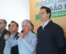 O governador Carlos Massa Ratinho Junior autorizou nesta quinta-feira (22) o início de obras de uma nova unidade do Hospital e Maternidade Dr. Paulo Fortes, em São Mateus do Sul. Presentes na solenidade: prefeito de São Mateus do Sul, Luiz Adyr Gonsalves Pereira; os secretários: da Saúde, Beto Preto; de Infraestrutura e Logística, Sandro Alex; deputados: Alexandre Curi; Hussein Bakri; Emerson Bacil; entre outros.São Mateus do Sul, 22-08-19.Foto: Arnaldo Alves / ANPr.