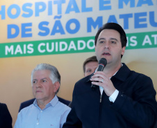 O governador Carlos Massa Ratinho Junior autorizou nesta quinta-feira (22) o início de obras de uma nova unidade do Hospital e Maternidade Dr. Paulo Fortes, em São Mateus do Sul. Presentes na solenidade: prefeito de São Mateus do Sul, Luiz Adyr Gonsalves Pereira; os secretários: da Saúde, Beto Preto; de Infraestrutura e Logística, Sandro Alex; deputados: Alexandre Curi; Hussein Bakri; Emerson Bacil; entre outros.São Mateus do Sul, 22-08-19.Foto: Arnaldo Alves / ANPr.