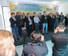 O governador Carlos Massa Ratinho Junior autorizou nesta quinta-feira (22) o início de obras de uma nova unidade do Hospital e Maternidade Dr. Paulo Fortes, em São Mateus do Sul. Presentes na solenidade: prefeito de São Mateus do Sul, Luiz Adyr Gonsalves Pereira; os secretários: da Saúde, Beto Preto; de Infraestrutura e Logística, Sandro Alex; deputados: Alexandre Curi; Hussein Bakri; Emerson Bacil; entre outros.São Mateus do Sul, 22-08-19.Foto: Arnaldo Alves / ANPr.