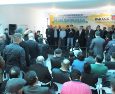O governador Carlos Massa Ratinho Junior autorizou nesta quinta-feira (22) o início de obras de uma nova unidade do Hospital e Maternidade Dr. Paulo Fortes, em São Mateus do Sul. Presentes na solenidade: prefeito de São Mateus do Sul, Luiz Adyr Gonsalves Pereira; os secretários: da Saúde, Beto Preto; de Infraestrutura e Logística, Sandro Alex; deputados: Alexandre Curi; Hussein Bakri; Emerson Bacil; entre outros.São Mateus do Sul, 22-08-19.Foto: Arnaldo Alves / ANPr.