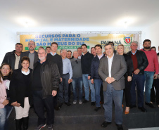 O governador Carlos Massa Ratinho Junior autorizou nesta quinta-feira (22) o início de obras de uma nova unidade do Hospital e Maternidade Dr. Paulo Fortes, em São Mateus do Sul. Presentes na solenidade: prefeito de São Mateus do Sul, Luiz Adyr Gonsalves Pereira; os secretários: da Saúde, Beto Preto; de Infraestrutura e Logística, Sandro Alex; deputados: Alexandre Curi; Hussein Bakri; Emerson Bacil; entre outros.São Mateus do Sul, 22-08-19.Foto: Arnaldo Alves / ANPr.