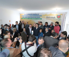 O governador Carlos Massa Ratinho Junior autorizou nesta quinta-feira (22) o início de obras de uma nova unidade do Hospital e Maternidade Dr. Paulo Fortes, em São Mateus do Sul. Presentes na solenidade: prefeito de São Mateus do Sul, Luiz Adyr Gonsalves Pereira; os secretários: da Saúde, Beto Preto; de Infraestrutura e Logística, Sandro Alex; deputados: Alexandre Curi; Hussein Bakri; Emerson Bacil; entre outros.São Mateus do Sul, 22-08-19.Foto: Arnaldo Alves / ANPr.