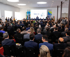 O governador Carlos Massa Ratinho Junior participou neste sábado (24), em Vitória (ES), da quarta reunião do Consórcio de Integração Sul e Sudeste (Cosud), que reúne os sete estados das duas regiões. O encontro resultou na Carta de Vitória, em que os governadores expressam apoio às reformas em curso no plano federal e às medidas econômicas essenciais ao equilíbrio fiscal da União, dos estados e dos municípios.