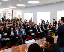 O governador Carlos Massa Ratinho Junior participou neste sábado (24), em Vitória (ES), da quarta reunião do Consórcio de Integração Sul e Sudeste (Cosud), que reúne os sete estados das duas regiões. O encontro resultou na Carta de Vitória, em que os governadores expressam apoio às reformas em curso no plano federal e às medidas econômicas essenciais ao equilíbrio fiscal da União, dos estados e dos municípios.