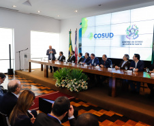 O governador Carlos Massa Ratinho Junior participou neste sábado (24), em Vitória (ES), da quarta reunião do Consórcio de Integração Sul e Sudeste (Cosud), que reúne os sete estados das duas regiões. O encontro resultou na Carta de Vitória, em que os governadores expressam apoio às reformas em curso no plano federal e às medidas econômicas essenciais ao equilíbrio fiscal da União, dos estados e dos municípios.