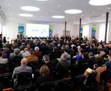 O governador Carlos Massa Ratinho Junior participou neste sábado (24), em Vitória (ES), da quarta reunião do Consórcio de Integração Sul e Sudeste (Cosud), que reúne os sete estados das duas regiões. O encontro resultou na Carta de Vitória, em que os governadores expressam apoio às reformas em curso no plano federal e às medidas econômicas essenciais ao equilíbrio fiscal da União, dos estados e dos municípios.