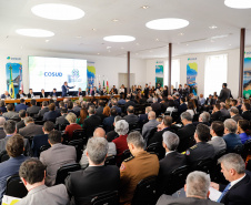 O governador Carlos Massa Ratinho Junior participou neste sábado (24), em Vitória (ES), da quarta reunião do Consórcio de Integração Sul e Sudeste (Cosud), que reúne os sete estados das duas regiões. O encontro resultou na Carta de Vitória, em que os governadores expressam apoio às reformas em curso no plano federal e às medidas econômicas essenciais ao equilíbrio fiscal da União, dos estados e dos municípios.