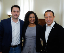 O governador Carlos Massa Ratinho Junior participou neste sábado (24), em Vitória (ES), da quarta reunião do Consórcio de Integração Sul e Sudeste (Cosud), que reúne os sete estados das duas regiões. O encontro resultou na Carta de Vitória, em que os governadores expressam apoio às reformas em curso no plano federal e às medidas econômicas essenciais ao equilíbrio fiscal da União, dos estados e dos municípios.