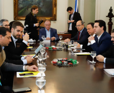 O governador Carlos Massa Ratinho Junior participou neste sábado (24), em Vitória (ES), da quarta reunião do Consórcio de Integração Sul e Sudeste (Cosud), que reúne os sete estados das duas regiões. O encontro resultou na Carta de Vitória, em que os governadores expressam apoio às reformas em curso no plano federal e às medidas econômicas essenciais ao equilíbrio fiscal da União, dos estados e dos municípios.