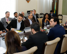 O governador Carlos Massa Ratinho Junior participou neste sábado (24), em Vitória (ES), da quarta reunião do Consórcio de Integração Sul e Sudeste (Cosud), que reúne os sete estados das duas regiões. O encontro resultou na Carta de Vitória, em que os governadores expressam apoio às reformas em curso no plano federal e às medidas econômicas essenciais ao equilíbrio fiscal da União, dos estados e dos municípios.