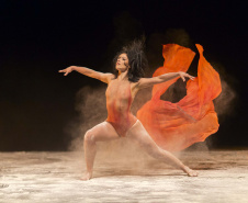 Exposição fotográfica retrata os 50 anos do Balé Teatro Guaíra. 
