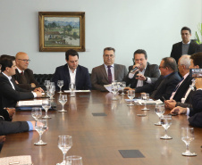O governador Carlos Massa Ratinho Junior anunciou um pacote de investimentos para o Noroeste do Paraná, que inclui recursos para o Hospital Regional de Paranavaí e um plano de irrigação agrícola para a região. As medidas foram confirmadas em reunião com lideranças políticas e de outros segmentos, nesta segunda-feira (26), no Palácio Iguaçu, em Curitiba.Curitiba,26/08/2019 Foto:Jaelson Lucas/AEN