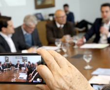 O governador Carlos Massa Ratinho Junior anunciou um pacote de investimentos para o Noroeste do Paraná, que inclui recursos para o Hospital Regional de Paranavaí e um plano de irrigação agrícola para a região. As medidas foram confirmadas em reunião com lideranças políticas e de outros segmentos, nesta segunda-feira (26), no Palácio Iguaçu, em Curitiba.Curitiba,26/08/2019 Foto:Jaelson Lucas/AEN