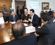 O governador Carlos Massa Ratinho Junior anunciou um pacote de investimentos para o Noroeste do Paraná, que inclui recursos para o Hospital Regional de Paranavaí e um plano de irrigação agrícola para a região. As medidas foram confirmadas em reunião com lideranças políticas e de outros segmentos, nesta segunda-feira (26), no Palácio Iguaçu, em Curitiba.Curitiba,26/08/2019 Foto:Jaelson Lucas/AEN