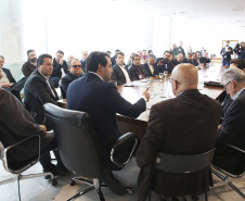 O governador Carlos Massa Ratinho Junior anunciou um pacote de investimentos para o Noroeste do Paraná, que inclui recursos para o Hospital Regional de Paranavaí e um plano de irrigação agrícola para a região. As medidas foram confirmadas em reunião com lideranças políticas e de outros segmentos, nesta segunda-feira (26), no Palácio Iguaçu, em Curitiba.Curitiba,26/08/2019 Foto:Jaelson Lucas/AEN