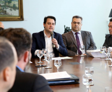 O governador Carlos Massa Ratinho Junior anunciou um pacote de investimentos para o Noroeste do Paraná, que inclui recursos para o Hospital Regional de Paranavaí e um plano de irrigação agrícola para a região. As medidas foram confirmadas em reunião com lideranças políticas e de outros segmentos, nesta segunda-feira (26), no Palácio Iguaçu, em Curitiba.Curitiba,26/08/2019 Foto:Jaelson Lucas/AEN