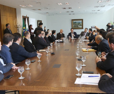 O governador Carlos Massa Ratinho Junior anunciou um pacote de investimentos para o Noroeste do Paraná, que inclui recursos para o Hospital Regional de Paranavaí e um plano de irrigação agrícola para a região. As medidas foram confirmadas em reunião com lideranças políticas e de outros segmentos, nesta segunda-feira (26), no Palácio Iguaçu, em Curitiba.Curitiba,26/08/2019 Foto:Jaelson Lucas/AEN