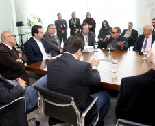 O governador Carlos Massa Ratinho Junior anunciou um pacote de investimentos para o Noroeste do Paraná, que inclui recursos para o Hospital Regional de Paranavaí e um plano de irrigação agrícola para a região. As medidas foram confirmadas em reunião com lideranças políticas e de outros segmentos, nesta segunda-feira (26), no Palácio Iguaçu, em Curitiba.Curitiba,26/08/2019 Foto:Jaelson Lucas/AEN