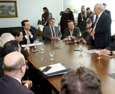 O governador Carlos Massa Ratinho Junior anunciou um pacote de investimentos para o Noroeste do Paraná, que inclui recursos para o Hospital Regional de Paranavaí e um plano de irrigação agrícola para a região. As medidas foram confirmadas em reunião com lideranças políticas e de outros segmentos, nesta segunda-feira (26), no Palácio Iguaçu, em Curitiba.Curitiba,26/08/2019 Foto:Jaelson Lucas/AEN