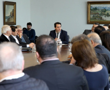O governador Carlos Massa Ratinho Junior anunciou um pacote de investimentos para o Noroeste do Paraná, que inclui recursos para o Hospital Regional de Paranavaí e um plano de irrigação agrícola para a região. As medidas foram confirmadas em reunião com lideranças políticas e de outros segmentos, nesta segunda-feira (26), no Palácio Iguaçu, em Curitiba.Curitiba,26/08/2019 Foto:Jaelson Lucas/AEN