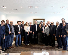 O governador Carlos Massa Ratinho Junior anunciou um pacote de investimentos para o Noroeste do Paraná, que inclui recursos para o Hospital Regional de Paranavaí e um plano de irrigação agrícola para a região. As medidas foram confirmadas em reunião com lideranças políticas e de outros segmentos, nesta segunda-feira (26), no Palácio Iguaçu, em Curitiba.Curitiba,26/08/2019 Foto:Jaelson Lucas/AEN