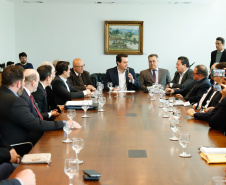 O governador Carlos Massa Ratinho Junior anunciou um pacote de investimentos para o Noroeste do Paraná, que inclui recursos para o Hospital Regional de Paranavaí e um plano de irrigação agrícola para a região. As medidas foram confirmadas em reunião com lideranças políticas e de outros segmentos, nesta segunda-feira (26), no Palácio Iguaçu, em Curitiba.