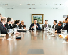 O governador Carlos Massa Ratinho Junior anunciou um pacote de investimentos para o Noroeste do Paraná, que inclui recursos para o Hospital Regional de Paranavaí e um plano de irrigação agrícola para a região. As medidas foram confirmadas em reunião com lideranças políticas e de outros segmentos, nesta segunda-feira (26), no Palácio Iguaçu, em Curitiba.